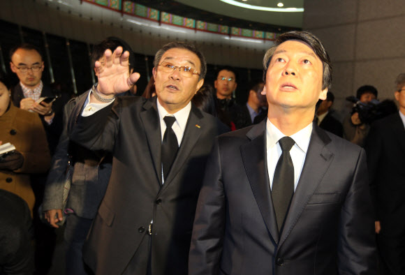 안철수 무소속 대선 후보가 2일 오전 제주4ㆍ3평화공원 내 위패봉안소를 찾아 홍성수 유족회장의 설명을 듣고 있다. 연합뉴스