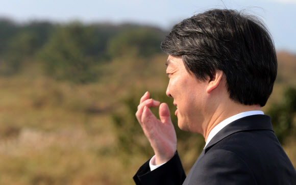 안철수 무소속 대선 후보가 2일 오전 제주4ㆍ3평화공원 내 행방불명인 희생자 위령단을 둘러보고 나서 기자들에게 소감을 이야기하다 한 기자가 “눈을 흘리시는데...”라는 묻자 “아니예요”라고 말하며 쑥스러운듯 돌아서며 눈물을 훔치고 있다. 연합뉴스