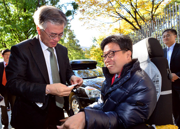 민주통합당 문재인 대선후보가 2일 오후 서울 성북구 삼선동 장수마을을 방문, 주민들과 인사를 나누며 이야기를 하고 있다. 연합뉴스