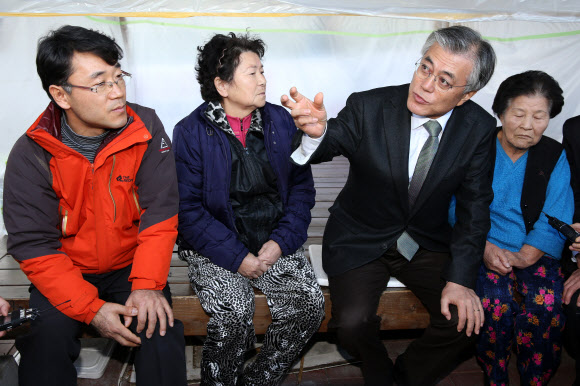 민주통합당 문재인 대선후보가 2일 오후 서울 성북구 삼선동1가 300번지 일대 장수마을을 방문, 주거복지 정책을 발표한데 이어 할머니쉼터를 찾아 대화하고 있다. 연합뉴스