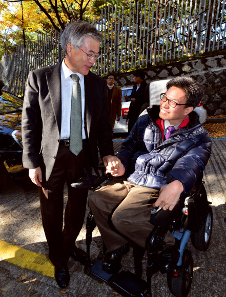 민주통합당 문재인 대선후보가 2일 오후 서울 성북구 삼선동 장수마을을 방문, 주민들과 인사를 나누며 이야기를 하고 있다.  연합뉴스