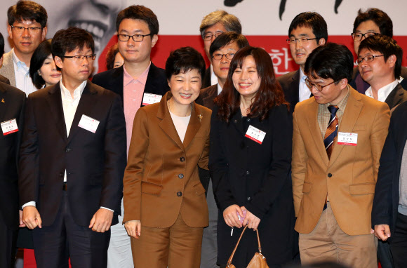 새누리당 박근혜 대선후보가 2일 오전 서울 삼성동 코엑스에서 열린 ‘경제위기 현장에서 답을 찾다-3탄 : 무역인과의 만남’ 행사에서 간담회를 마친 뒤 참석자들과 기념촬영을 하고 있다. 연합뉴스