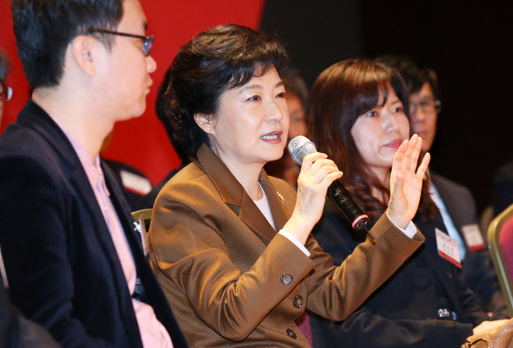 새누리당 박근혜 대선후보가 2일 오전 서울 삼성동 코엑스에서 열린 ‘경제위기 현장에서 답을 찾다-3탄 : 무역인과의 만남’ 행사에서 중소기업의 수출지원 방안 등에 대해 발언하고 있다. 연합뉴스