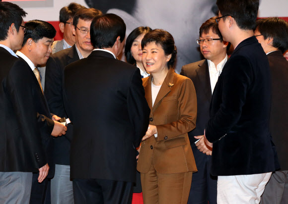 새누리당 박근혜 대선후보가 2일 오전 서울 삼성동 코엑스에서 열린 ‘경제위기 현장에서 답을 찾다-3탄 : 무역인과의 만남’ 행사에서 간담회를 마친 뒤 참석자들과 인사를 나누고 있다. 연합뉴스