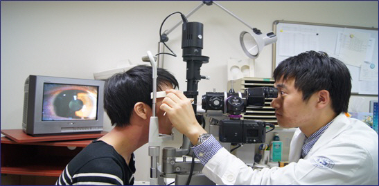 콘택트렌즈를 처방하기 위해 안과 전문의가 사전 안검사를 진행하는 모습.
