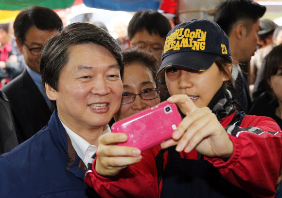 무소속 안철수 대선후보가 4일 오전 전북 익산시 솜리장을 방문, 시장 상인들과 사진을 찍고 있다.  연합뉴스