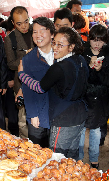 무소속 안철수 대선후보가 4일 오전 전북 익산시 솜리장을 방문, 한 상인의 포옹을 받고 있다.    연합뉴스