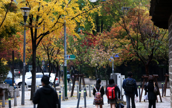 가을비가 내린 5일 오전 시민들이 서울 중구 정동길을 걷고 있다. 기상청에 따르면 이날 중부지방에 내리는 비의 양은 많지 않겠으나, 한기를 동반한 상층기압골이 느리게 통과하면서 내렸다 그치기를 반복한다.  연합뉴스
