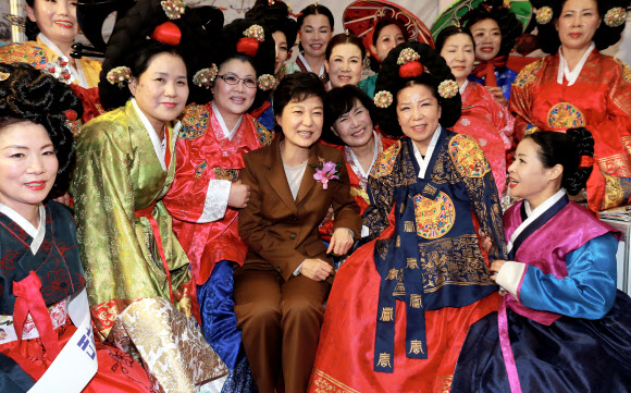 새누리당 박근혜 대선후보가 5일 오후 서울 서초구 양재동 aT센터에서 열린 한국미용페스티벌에서 고전머리위원회 부스를 방문해 참가자들과 기념촬영을 하고 있다.  연합뉴스