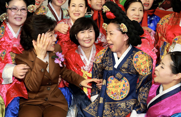 새누리당 박근혜 대선후보가 5일 오후 서울 서초구 양재동 aT센터에서 열린 한국미용페스티벌에서 고전머리위원회 부스를 방문해 참가자들과 기념촬영을 하고 있다.  연합뉴스