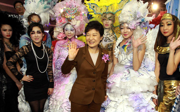 새누리당 박근혜 대선후보가 5일 오후 서울 서초구 양재동 at센터에서 열린 2012한국미용페스티벌을 방문, 환타지메이크업과 시대별메이크업 분야에 출전한 모델들을 바라보고 있다.  연합뉴스