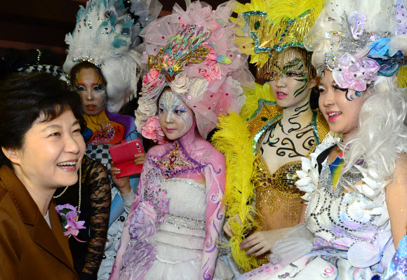 새누리당 박근혜 대선후보가 5일 오후 서울 서초구 양재동 at센터에서 열린 2012한국미용페스티벌을 방문, 환타지메이크업과 시대별메이크업 분야에 출전한 모델들을 바라보고 있다.  연합뉴스