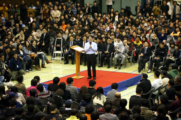 무소속 안철수 대선후보가 5일 오후 광주 북구 용봉로 전남대학교에서 ‘2012년, 1997년의 새로운 변화가 재현된다’라는 주제로 초청강연을 하고 있다. 안 후보는 이날 강연에서 문재인 후보에게 단일화 회동을 제안했다.   연합뉴스