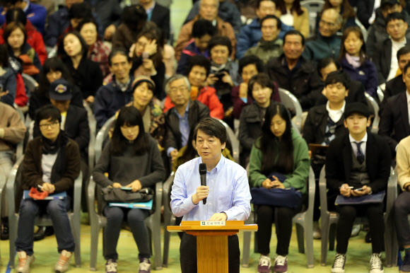 무소속 안철수 대선후보가 5일 오후 광주 북구 용봉로 전남대학교에서 ‘2012년, 1997년의 새로운 변화가 재현된다’라는 주제로 초청강연을 하고 있다. 안 후보는 이날 강연에서 문재인 후보에게 단일화 회동을 제안했다.   연합뉴스