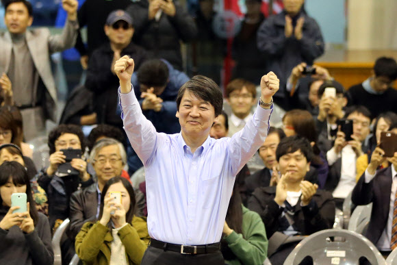 무소속 안철수 대선후보가 5일 오후 광주 북구 용봉로 전남대학교에서 ‘2012년, 1997년의 새로운 변화가 재현된다’라는 주제로 초청강연을 마치며 환호하는 청중들에게 손을 들어 보이고 있다. 안 후보는 이날 강연에서 문재인 후보에게 단일화 회동을 제안했다.  연합뉴스