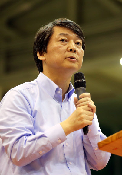 무소속 안철수 대선후보가 5일 오후 광주 북구 용봉로 전남대학교에서 ‘2012년, 1997년의 새로운 변화가 재현된다’라는 주제로 초청강연을 하고 있다. 안 후보는 이날 강연에서 문재인 후보에게 단일화 회동을 제안했다.  연합뉴스