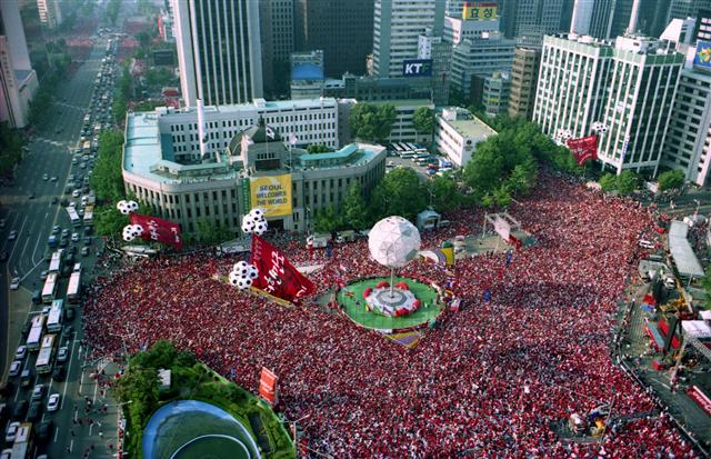 2002년 한·일월드컵 때 아리랑을 부르며 서울시청 광장 앞에서 응원에 나선 붉은악마들.  문화재청 제공