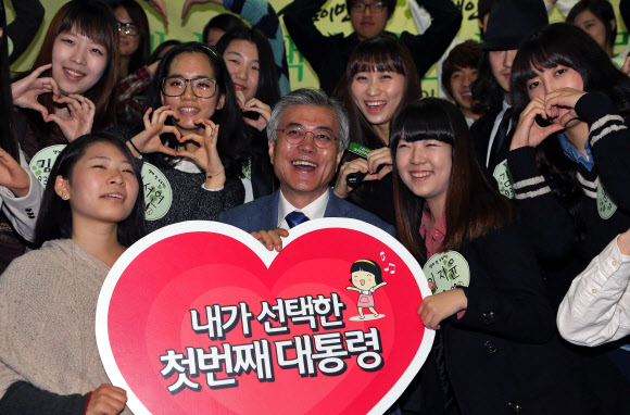 민주통합당 문재인 대선후보가 6일 오전 서울 홍대앞 문워크카페에서 열린 ‘내가 선택한 첫번째 대통령’ 생애 첫 투표자와의 대화에서 참석자들과 함께 기념사진을 찍고 있다.연합뉴스