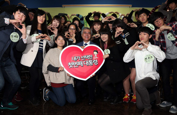 민주통합당 문재인 대선후보가 6일 오전 서울 홍대앞 문워크카페에서 열린 ‘내가 선택한 첫번째 대통령’ 생애 첫 투표자와의 대화에서 참석자들과 함께 기념사진을 찍고 있다.연합뉴스