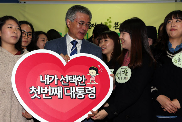 민주통합당 문재인 대선후보가 6일 오전 서울 홍대앞 문워크카페에서 열린 ‘내가 선택한 첫번째 대통령’ 생애 첫 투표자와의 대화에서 참석자들과 인사를 나누고 있다.연합뉴스