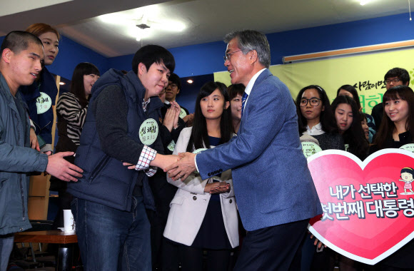 민주통합당 문재인 대선후보가 6일 오전 서울 홍대앞 문워크카페에서 열린 ‘내가 선택한 첫번째 대통령’ 생애 첫 투표자와의 대화에 참석해 악수하고 있다.연합뉴스