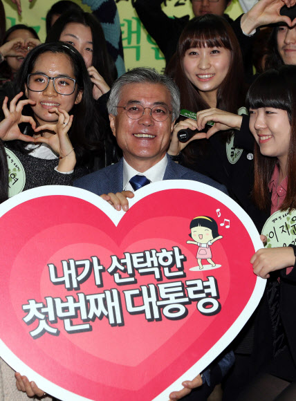 민주통합당 문재인 대선후보가 6일 오전 서울 홍대앞 문워크카페에서 열린 ‘내가 선택한 첫번째 대통령’ 생애 첫 투표자와의 대화에서 참석자들과 함께 기념사진을 찍고 있다.연합뉴스