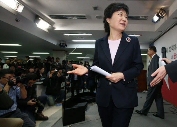 새누리당 박근혜 대선후보가 6일 오전 여의도 당사에서 정치쇄신안을 발표한 뒤 기자회견장을 나가고 있다.연합뉴스