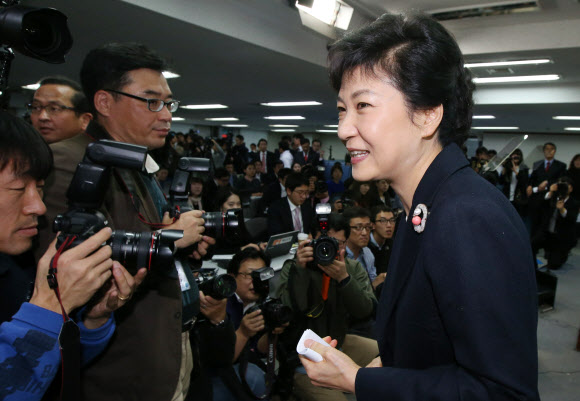 새누리당 박근혜 대선후보가 6일 오전 여의도 당사에서 정치쇄신안을 발표한 뒤 기자회견장을 나가고 있다.연합뉴스