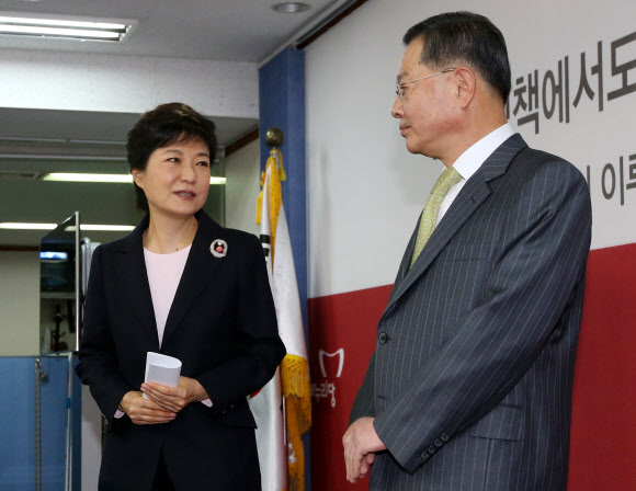 새누리당 박근혜 대선후보가 6일 오전 여의도 당사에서 정치쇄신안을 발표한 뒤 안대희 정치쇄신특위 위원장과 대화하고 있다. 연합뉴스