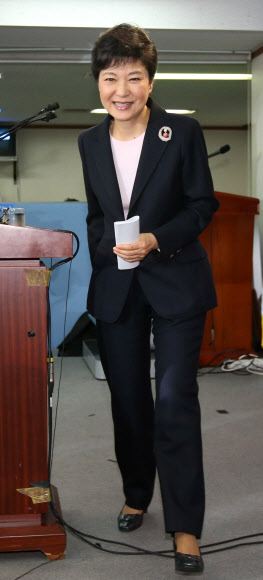 새누리당 박근혜 대선후보가 6일 오전 여의도 당사에서 정치쇄신안을 발표한 뒤 기자회견장을 나가고 있다.연합뉴스