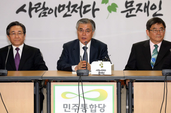 민주통합당 문재인 대선후보가 6일 오전 서울 영등포당사 대회의실에서 열린 새로운정치위원회(새정치위) 2차 회의에서 모두발언을 하고 있다.연합뉴스