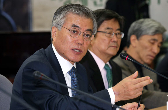 민주통합당 문재인 대선후보가 6일 오전 서울 영등포당사 대회의실에서 열린 새로운정치위원회(새정치위) 2차 회의에서 모두발언을 하고 있다.연합뉴스