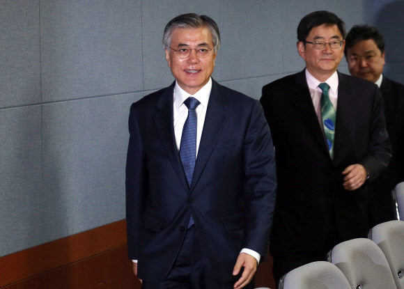 민주통합당 문재인 대선후보와 안경환(오른쪽 두번째) 새정치위원장이 6일 오전 서울 영등포당사 대회의실에서 열린 새로운정치위원회(새정치위) 2차 회의에 참석 하고 있다.연합뉴스