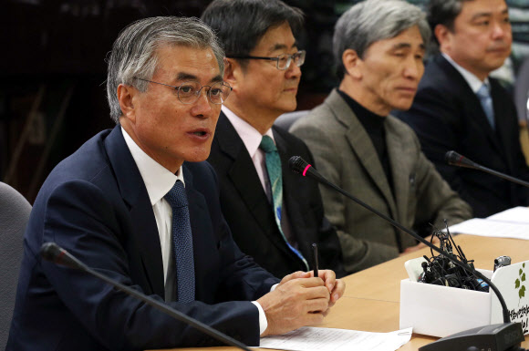 민주통합당 문재인 대선후보가 6일 오전 서울 영등포당사 대회의실에서 열린 새로운정치위원회(새정치위) 2차 회의에서 모두발언을 하고 있다.연합뉴스