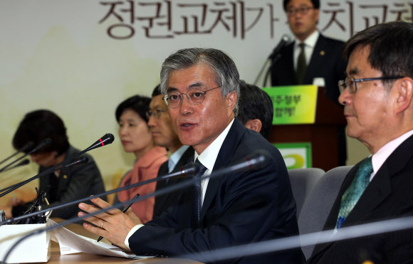 민주통합당 문재인 대선후보가 6일 오전 서울 영등포당사 대회의실에서 열린 새로운정치위원회(새정치위) 2차 회의에서 모두발언을 하고 있다.연합뉴스