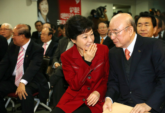 새누리당 박근혜 대선후보가 7일 오전 서울 여의도 당사에서 열린 국책자문위원회 임명장 수여식에서 안응모 국책자문위원장(오른쪽)과 대화를 나누고 있다. 연합뉴스