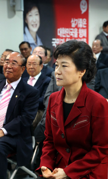 새누리당 박근혜 대선후보가 7일 오전 서울 여의도 당사에서 열린 국책자문위원회 임명장 수여식에서 안응모 국책자문위원장의 인사말을 들으며 생각에 잠겨 있다.  연합뉴스