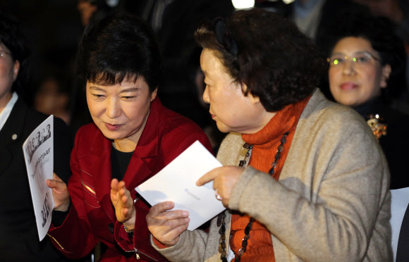 새누리당 박근혜 대선후보가 7일 오후 서울 중구 프레스센터에서 열린 여성유권자연맹 해피바이러스 콘서트 행사에 참석, 배우 강부자씨와 대화를 나누고 있다. 연합뉴스