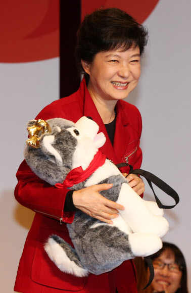 새누리당 박근혜 대선후보가 7일 오후 서울 노원구 서울여자대학교에서 열린 걸투(Girl Two) 콘서트에 참석, 개그콘서트 코너에 나오는 브라우니 인형을 데리고 무대를 나오고 있다.  연합뉴스