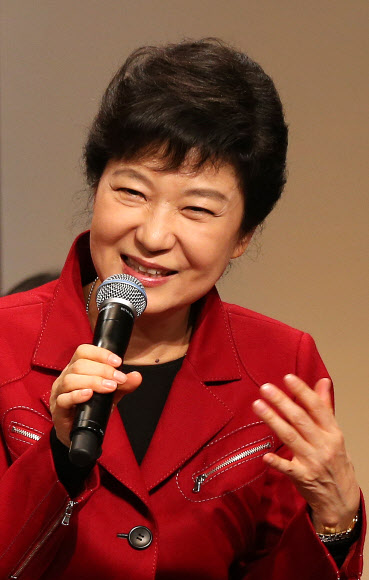 새누리당 박근혜 대선후보가 7일 오후 서울 노원구 서울여자대학교에서 열린 걸투(Girl Two) 콘서트에 참석, 학생들의 질문에 답을 하고 있다.연합뉴스