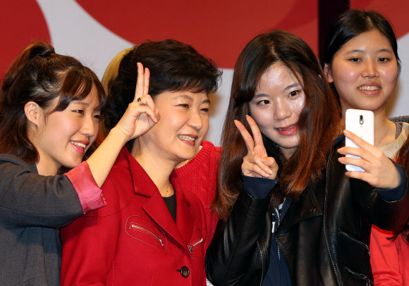 새누리당 박근혜 대선후보가 7일 오후 서울 노원구 서울여자대학교에서 열린 걸투(Girl Two) 콘서트에 참석, 학생들과 기념촬영을 하고 있다. 연합뉴스