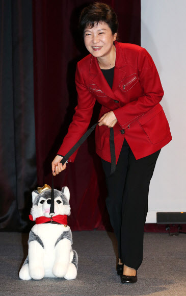 새누리당 박근혜 대선후보가 7일 오후 서울 노원구 서울여자대학교에서 열린 걸투(Girl Two) 콘서트에 참석, 개그콘서트의 스타 브라우니 인형을 데리고 무대로 나오고 있다.연합뉴스