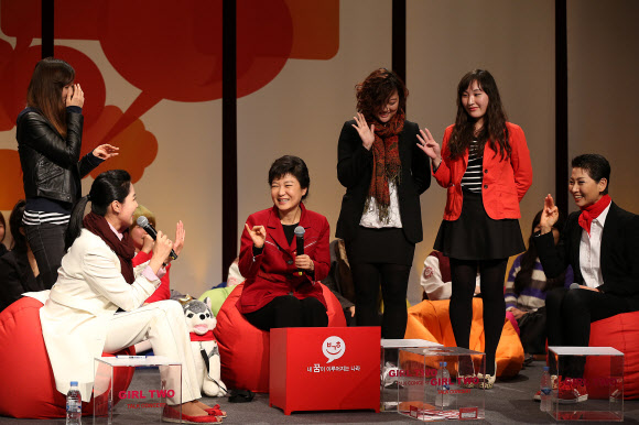 새누리당 박근혜 대선후보가 7일 오후 서울 노원구 서울여자대학교에서 열린 걸투(Girl Two) 콘서트에 참석, 김성주 공동선대위원장(오른쪽)과 방송인 박정숙씨(왼쪽), 학생들과 손병호 게임을 하고 있다. 연합뉴스