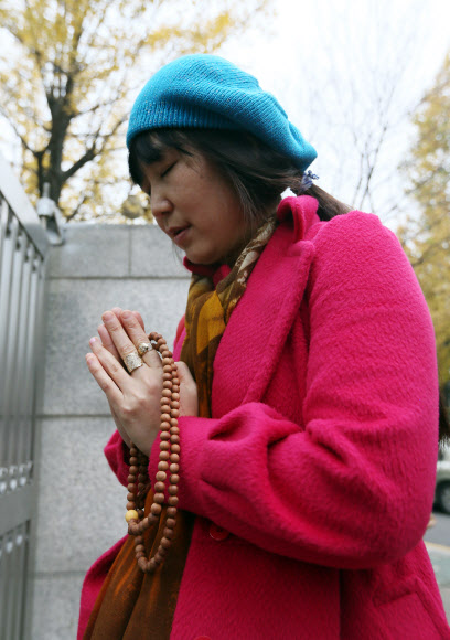 2013년도 대학입학 수학능력시험일인 8일 오전 인천시 연수구 인천여자고등학교에서 한 수험생 학부모가 기도를 하고 있다. 연합뉴스