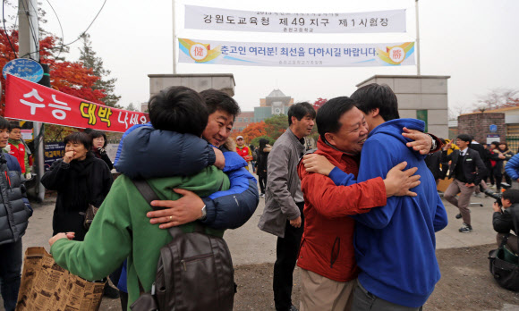 2013학년도 대학수학능력시험이 치러진 8일 춘천고등학교 정문앞에서 교사들이 시험장에 입장하는 학생들에게 고득점을 기원하며 포옹하고 있다.  연합뉴스