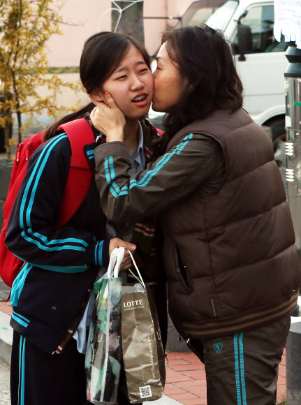 8일 대입 수능 시험장인 울산시 남구 울산여고 앞에서 한 학부모가 수험생 딸의 뺨에 뽀뽀를 하며 격려하고 있다. 연합뉴스