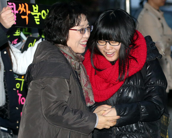 2013학년도 대학수학능력시험이 실시된 8일 오전 서울 강남구 압구정동 압구정고등학교에서 한 학부모가 고사장으로 입실하는 수험생을 꼭 안아주며 응원하고 있다.  연합뉴스