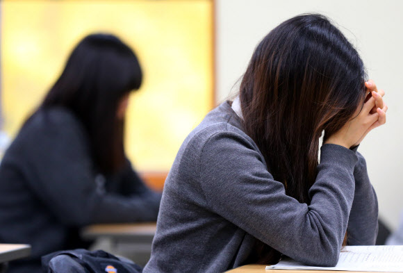 2013학년도 대학수학능력시험이 시행된 8일 오전 서울 중구 명동 계성여자고등학교에서 한 수험생이 시험 시작 직전 기도를 하고 있다. 연합뉴스