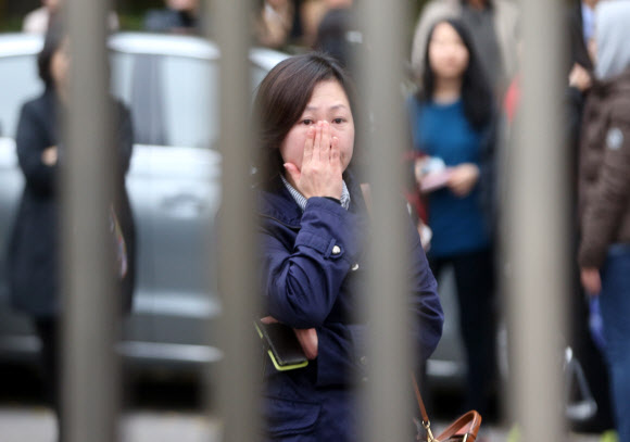 2013학년도 대학수학능력시험이 실시된 8일 오전 서울 강남구 압구정동 압구정고등학교에서 한 수험생 학부모가 닫힌 교문 앞에서 눈물을 흘리며 자식을 기다리고 있다. 연합뉴스