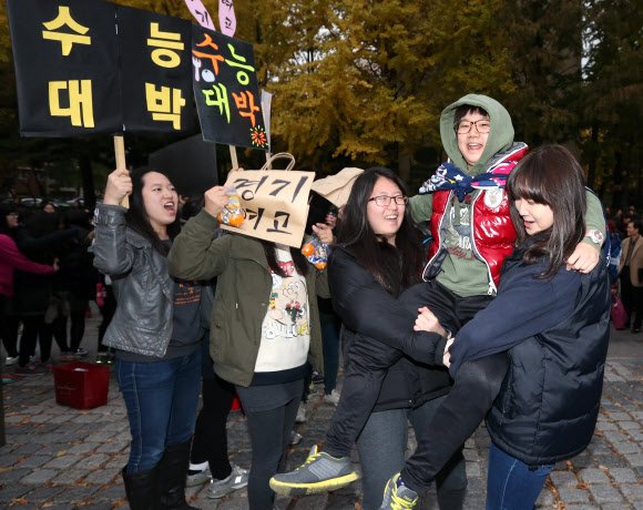 2013학년도 대학수학능력시험이 실시된 8일 오전 서울 강남구 압구정동 압구정고등학교에서 경기여고 재학생들이 수험생의 무등을 태워주며 응원하고 있다. 연합뉴스 